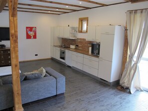 Téléviseur, foyer, livres