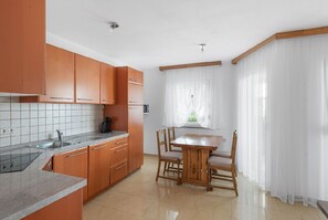 Geladeira, fogão, lava-louças, chaleira elétrica