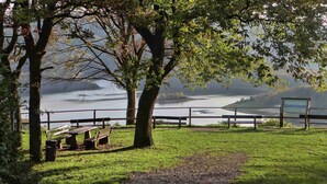 Ein Park mit einer Bank und einer Aussichtsplattform mit Blick auf einen See.