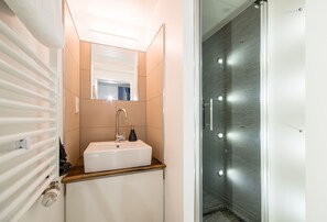Dusche, Haartrockner, Handtücher, Seife