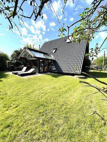 Großes Ferienhaus (mit Blick auf den Deich)  Wintergarten, Garten und Terrasse 