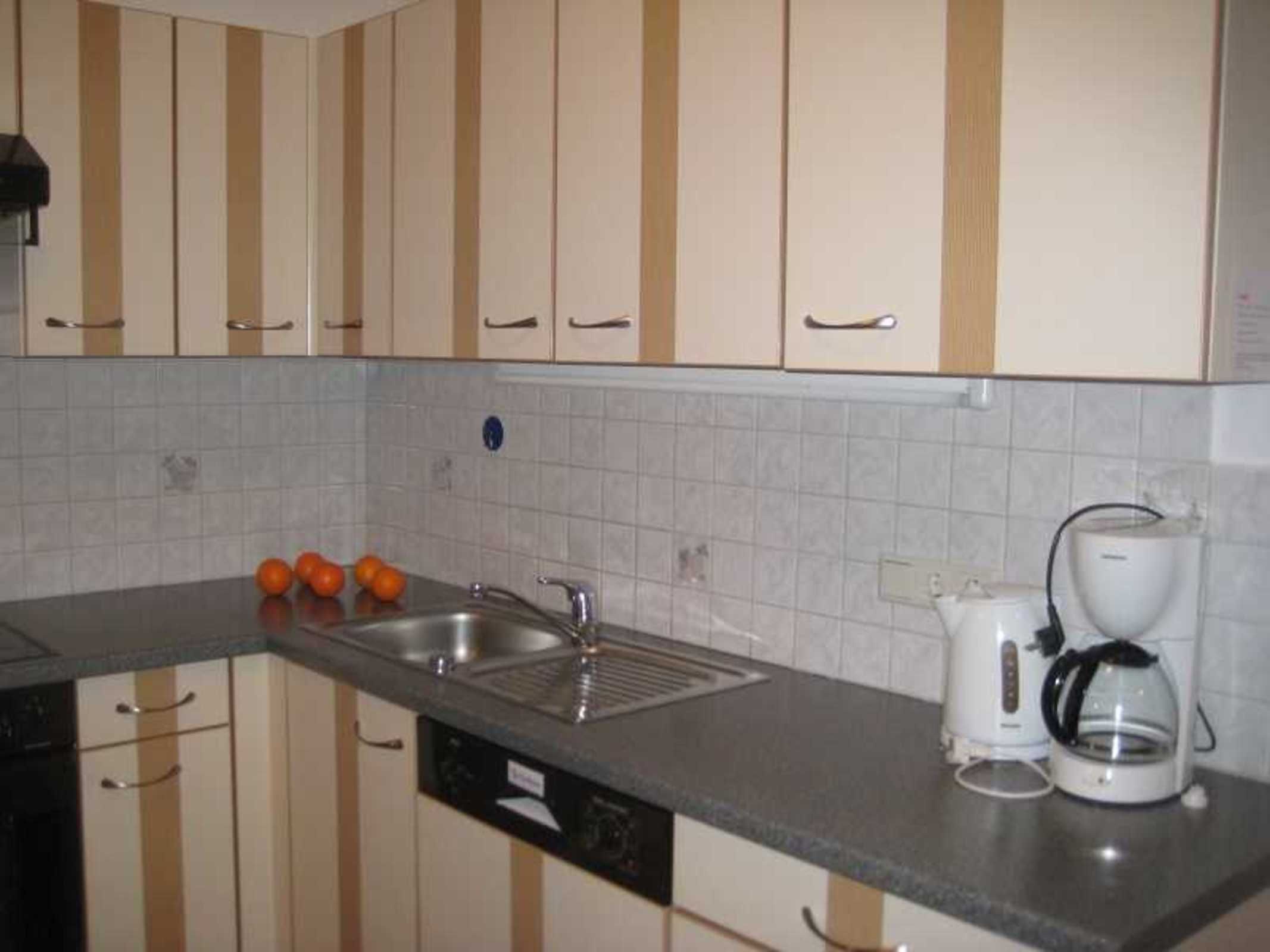 Kühlschrank, Mikrowelle, Ofen, Hochstuhl