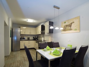 Fridge, microwave, oven, stovetop - Guest / fitter room ADES HAUS - uncomfortable somewhere else! (Überherrn)