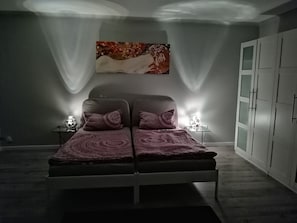 7 bedrooms, iron/ironing board, WiFi, bed sheets - Guest / fitter room ADES HAUS - uncomfortable somewhere else! (Überherrn)