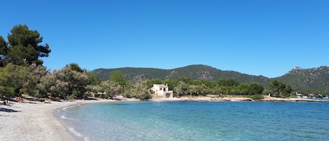 Beach nearby, sun loungers, beach towels