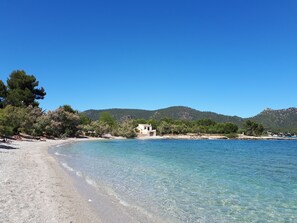 In Strandnähe, Liegestühle, Strandtücher