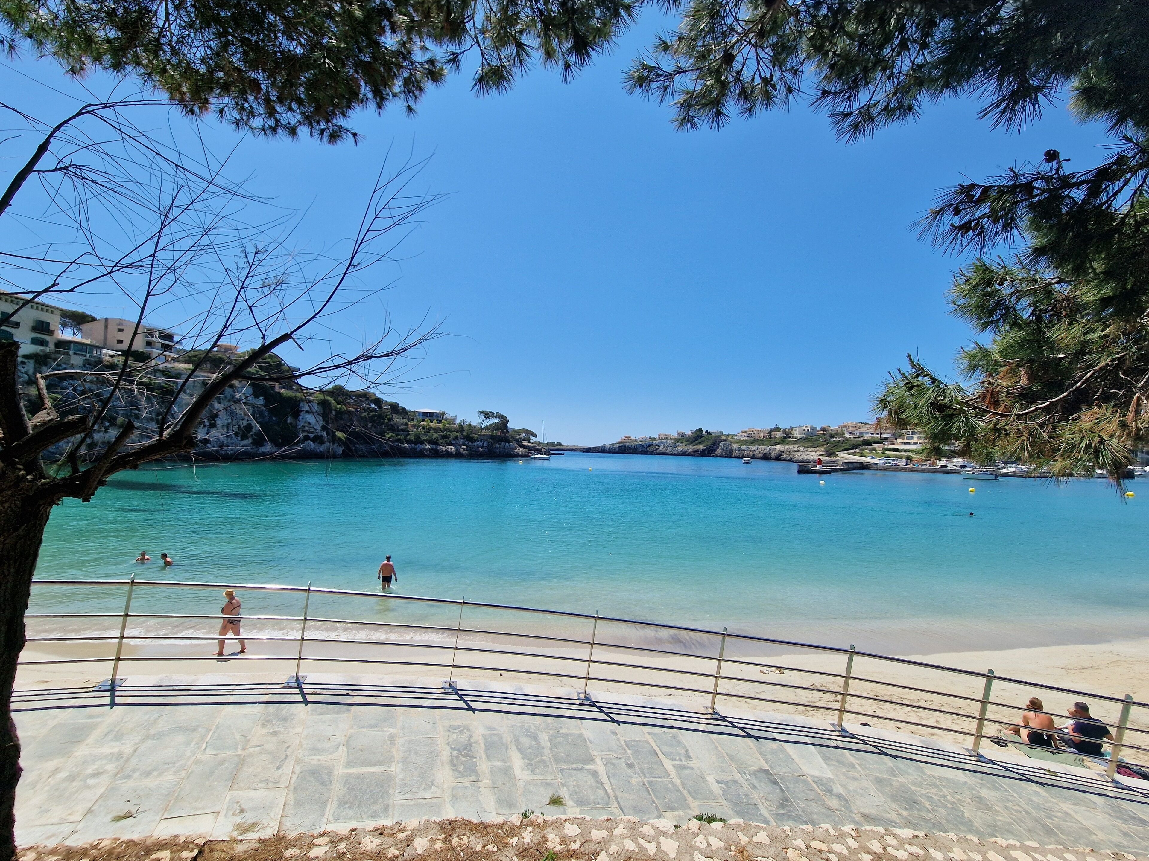 Beach nearby, sun-loungers, beach towels