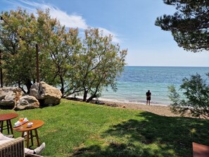 ビーチの近く、サンラウンジャー、ビーチタオル