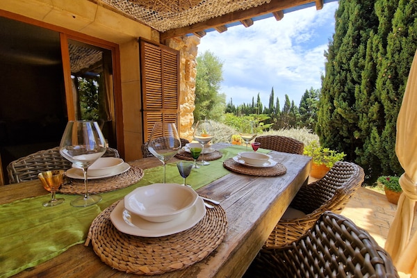 Schattige Terrasse mit Blick in den wundervollen Garten