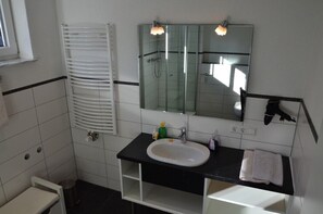 Shower, hair dryer, towels, soap - Apartment Wiesenblick-Panoramaferienwohnung (Glottertal)
