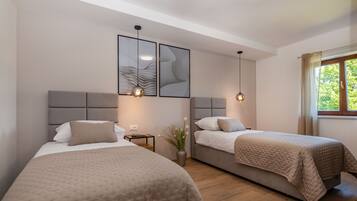 7 habitaciones, tabla de planchar con plancha y cuna de viaje