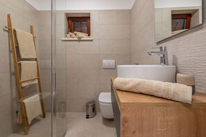 Combined shower/tub, hair dryer, towels, soap