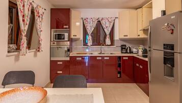 Refrigerador, microondas, horno, placa de cocina