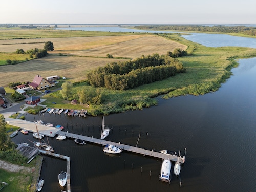 komfortabel, preiswert, ruhig, am Hafen mit Wiesen umgeben, Haustiere willkommen