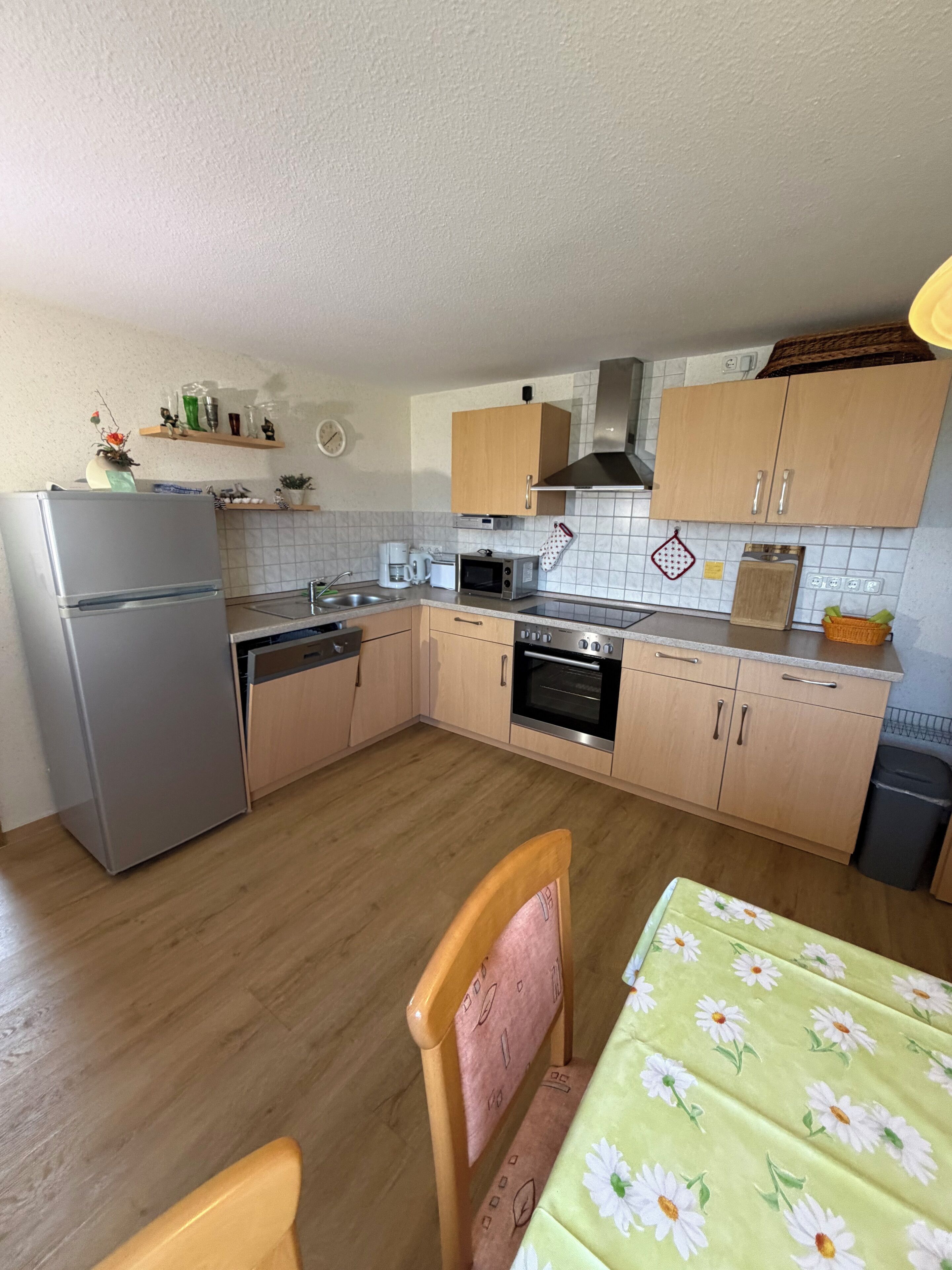 Wasserkocher mit Kaffee-/Teezubehör, Kühlschrank, Mikrowelle, Ofen