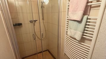 Dusche, Haartrockner, Handtücher, Toilettenpapier