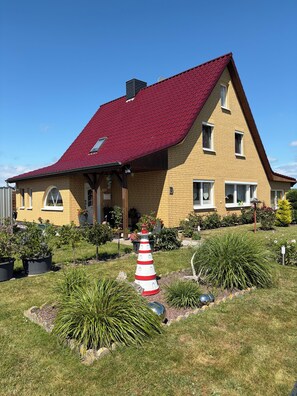 Exterior - Comfortable, affordable, quiet, located at the harbor and surrounded by meadows, pets welcome (Pruchten)