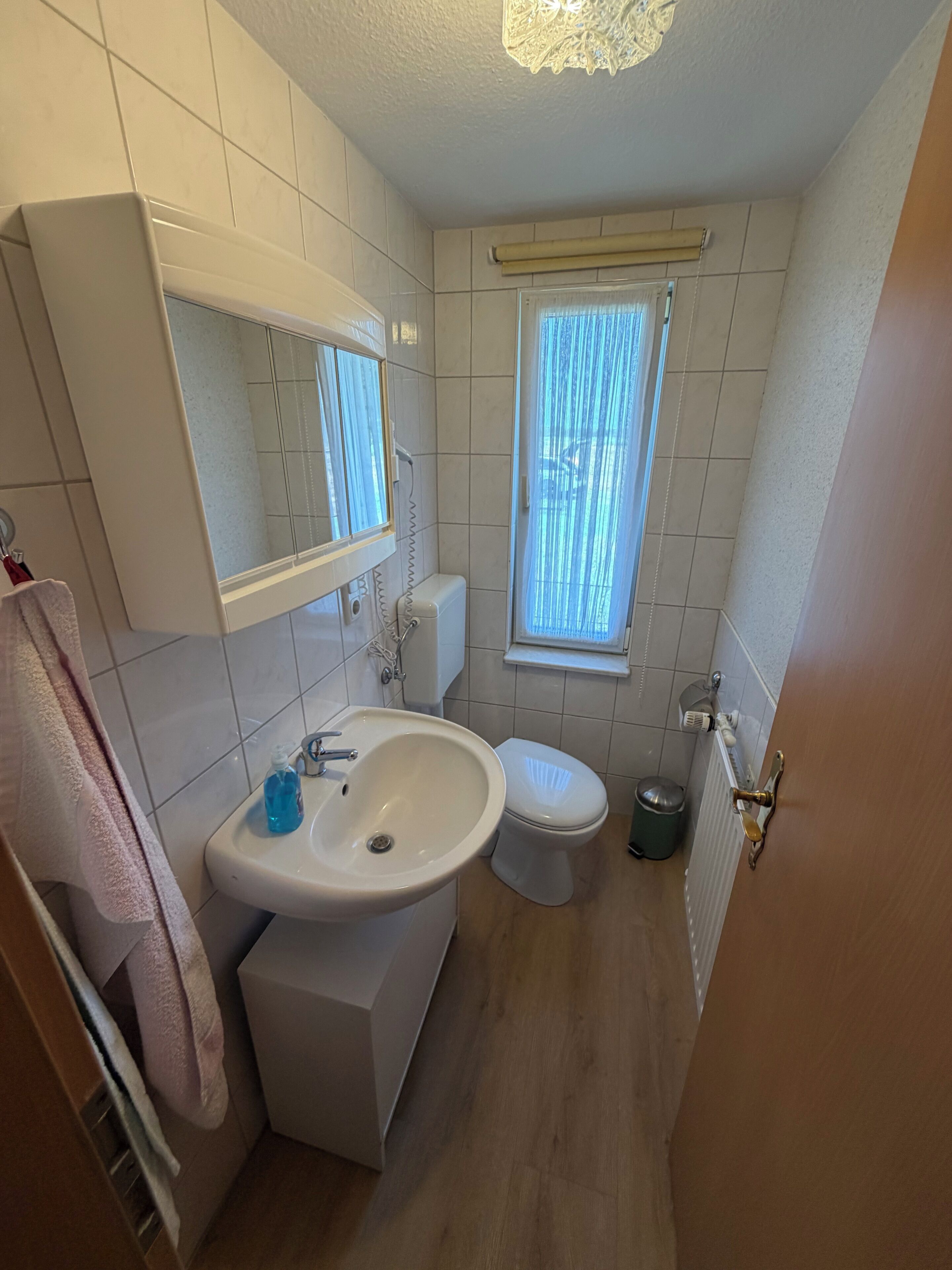 Dusche, Haartrockner, Handtücher, Toilettenpapier