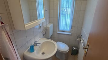 Dusche, Haartrockner, Handtücher, Toilettenpapier