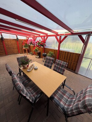 Outdoor dining - Comfortable, affordable, quiet, located at the harbor and surrounded by meadows, pets welcome (Pruchten)