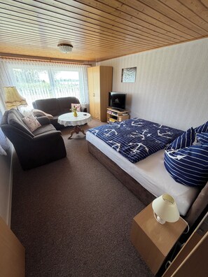 2 bedrooms, travel crib, WiFi (free), bed sheets - Comfortable, affordable, quiet, located at the harbor and surrounded by meadows, pets welcome (Pruchten)