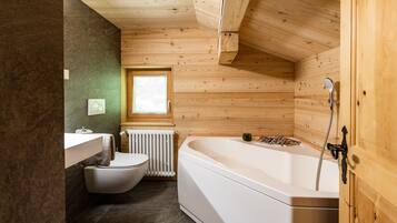 Baignoire, sĂšche-cheveux, peignoirs, bidet