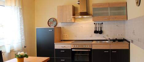 Kühlschrank, Mikrowelle, Ofen, Herdplatte