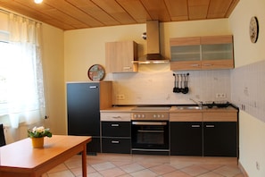Frigorifero, microonde, forno, piano cottura