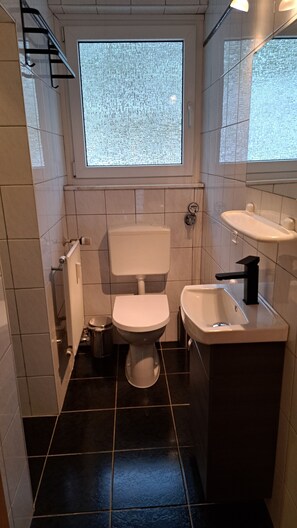 Shower, hair dryer, towels - Apartment Jasmin in Schönau in the Odenwald near Heidelberg (Schönau)