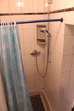 Een douche, een haardroger, handdoeken