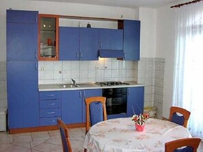 Geladeira, fogão, cooktop, talheres/pratos/utensílios de cozinha