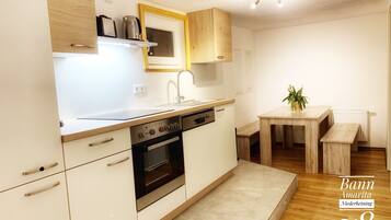 Frigorífico, horno, placa de cocina y lavavajillas