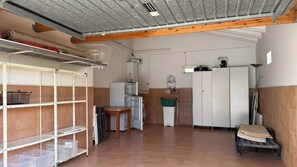 Eine Küche mit Kühlschrank, Spüle und Holzbalkendecke.