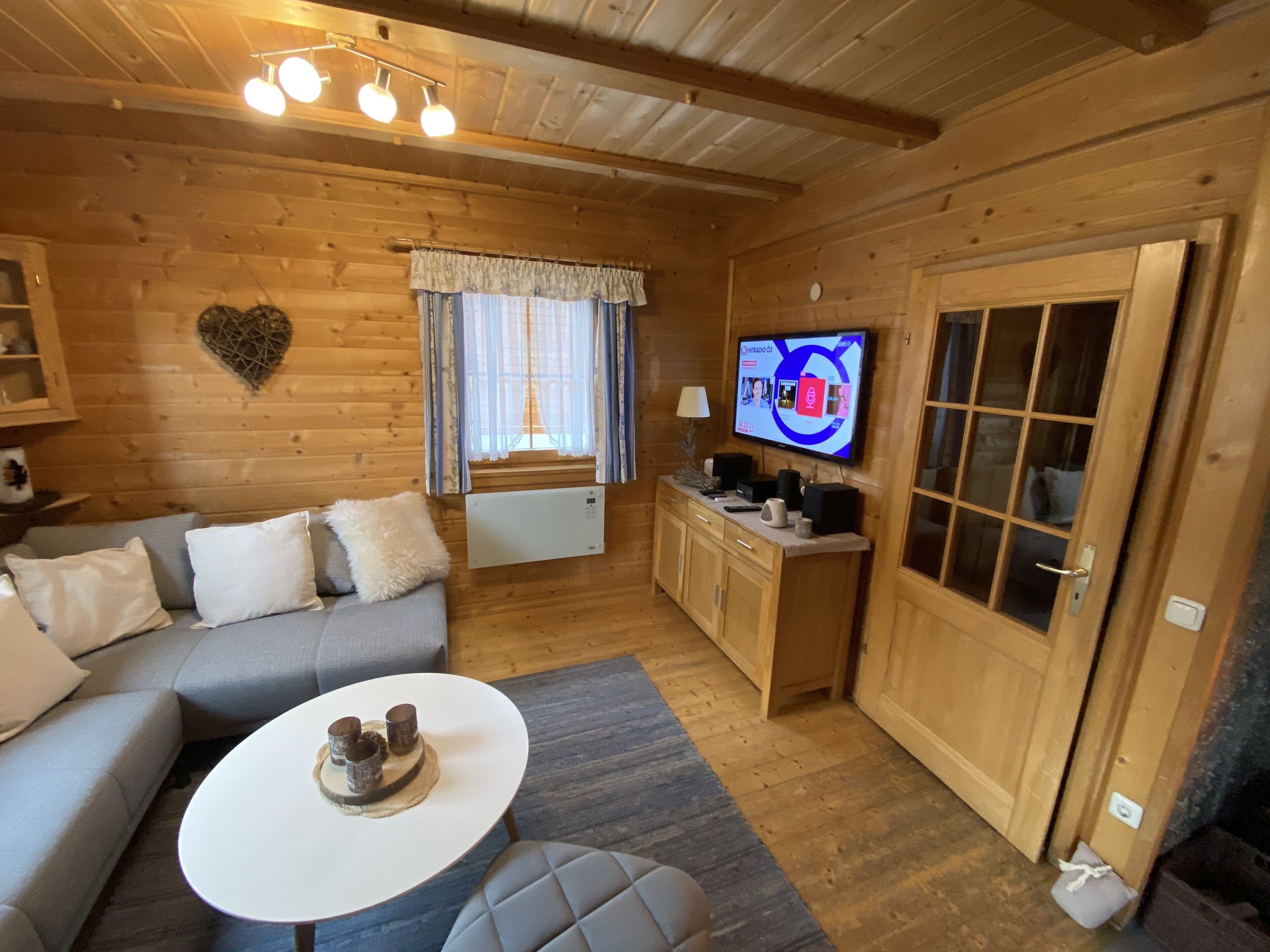 Fernseher, Kamin, Bücher, Musikbibliothek