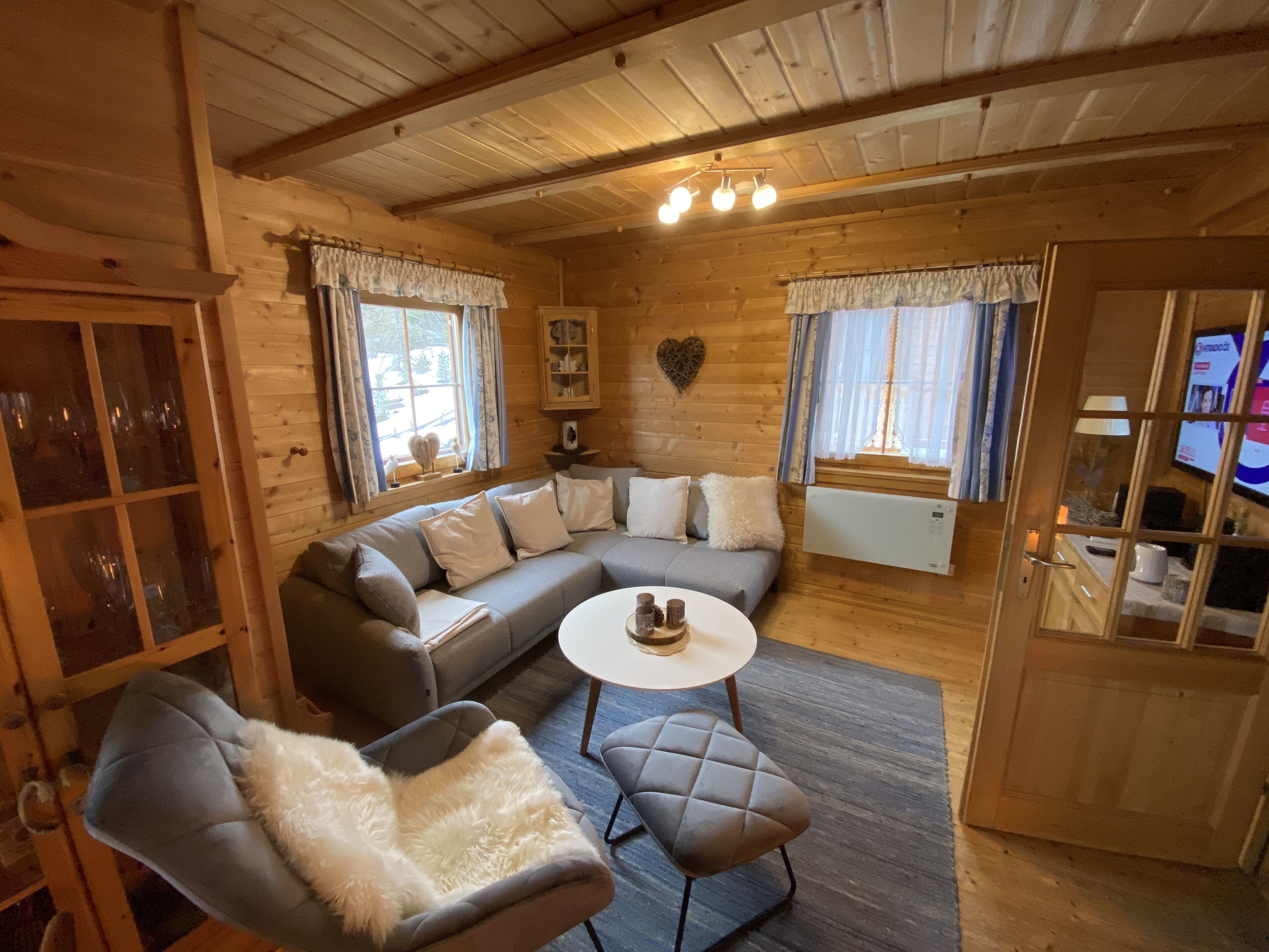 Fernseher, Kamin, Bücher, Musikbibliothek