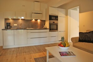 Kjøleskap, mikrobølgeovn, ovn og oppvaskmaskin