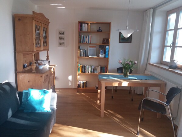 TV - Sonnige Ferienwohnung mit einem Schlafzimmer und Westbalkon (Chieming)