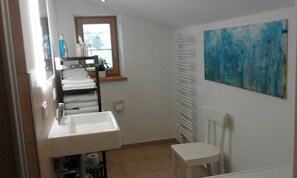 Shower, hair dryer, towels - Sonnige Ferienwohnung mit einem Schlafzimmer und Westbalkon (Chieming)