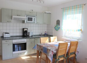 Een koelkast, een microgolfoven, een koffiezetapparaat/waterkoker