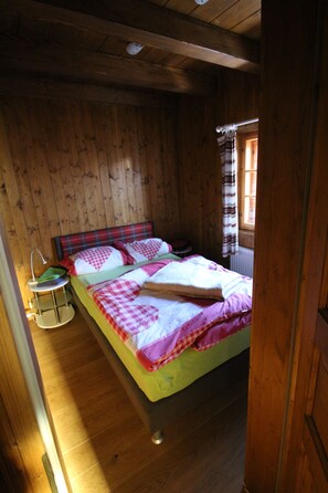 3 bedrooms, desk, iron/ironing board, travel crib