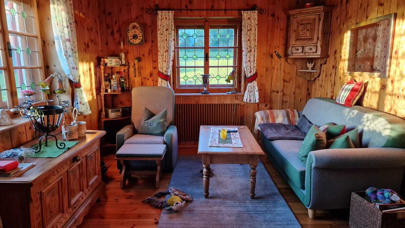 Televisión, chimenea y oficina 