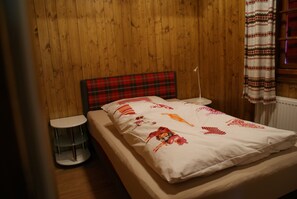 3 habitaciones, escritorio y tabla de planchar con plancha 
