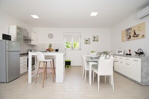 Fridge, microwave, oven, stovetop - Beautiful brand new villa ***** with heated swimming pool, summer kitchen, WiFi, grill (Pula)