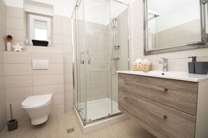 Douche, sèche-cheveux, serviettes fournies, savon