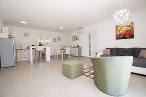 Smart TV - Beautiful brand new villa ***** with heated swimming pool, summer kitchen, WiFi, grill (Pula)