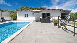 A modern house with a swimming pool, a covered patio, and a staircase leading to an upper level. - Beautiful brand new villa ***** with heated swimming pool, summer kitchen, WiFi, grill (Pula)