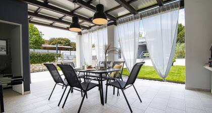 Schöne ganz neue Villa ***** mit beheiztem Schwimmbad, SommerkĂŒche, WiFi, Grill