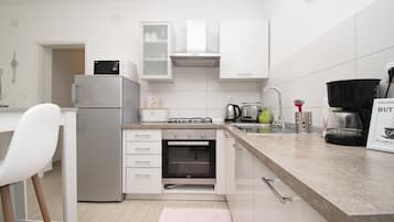Réfrigérateur, micro-ondes, four, plaque de cuisson