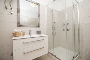 Shower, hair dryer, towels, soap - Beautiful brand new villa ***** with heated swimming pool, summer kitchen, WiFi, grill (Pula)