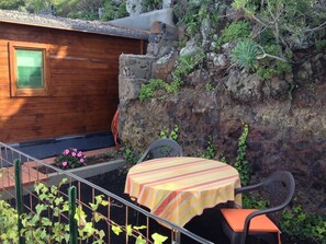 Outdoor dining - Small but nice - great hiking area right outside the door  (San Cristóbal de La Laguna)